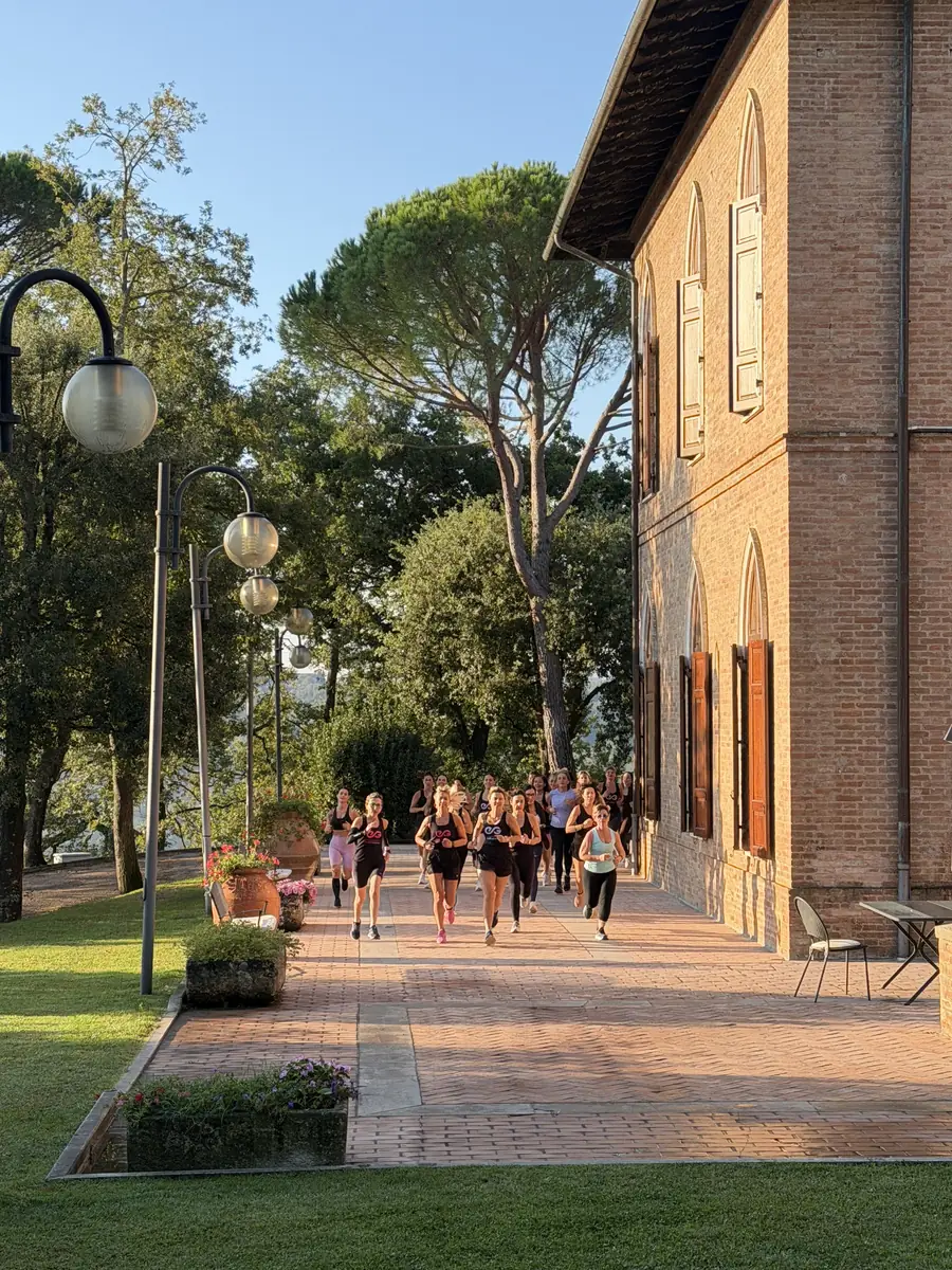 Il gruppo in cammino lungo il viale della tenuta