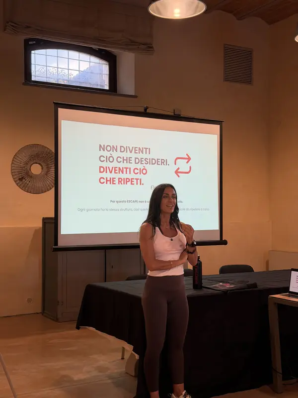 Elena in sala durante Escape 2026