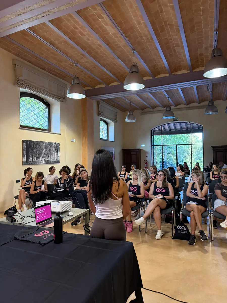 Elena davanti al gruppo in sala