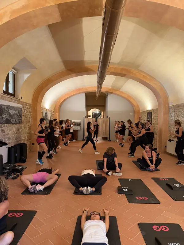 Allenamento sui tappetini nella sala a volte